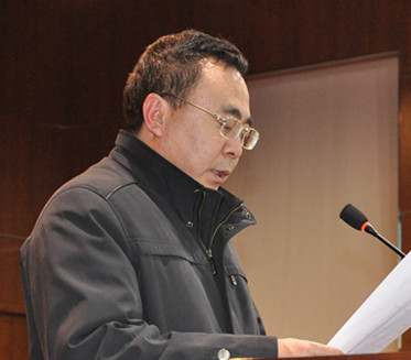 研究会副理事长、沈阳化工学校校长胡显伟教授宣读新提名理事（含常务）人选名单