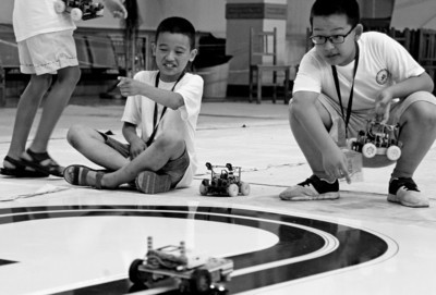 辽沈晚报：小学生机器人奥赛“比电脑游戏好玩多了”